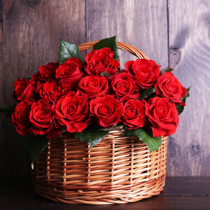 Розы в корзине Алматы