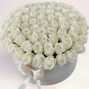 101 белая роза в коробке в Алматы