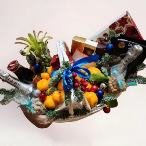 Новогодняя подарочная корзина с фруктами, сладостями и хвоей нобилис