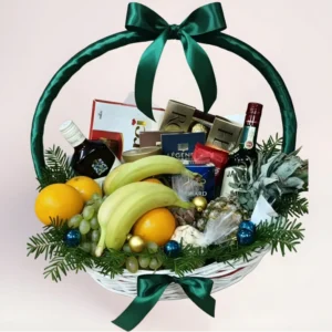 Новогодняя подарочная корзина с хвоей и зелёной лентой