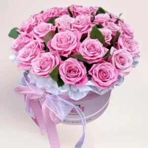 25 розовых роз в коробке