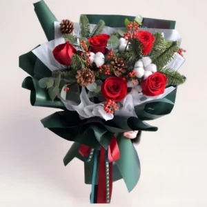 Новогодний букет с красными розами, хвоей и хлопком с доставкой в Алматы