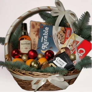 Новогодняя подарочная корзина со сладостями, напитком и нобилисом с доставкой в Алматы