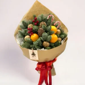 Новогодний букет с хвоей, мандаринами и праздничным декором с доставкой в Алматы