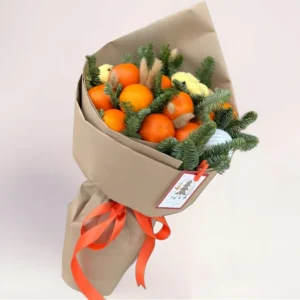 Новогодний букет с мандаринами и хвоей в праздничной упаковке с доставкой в Алматы