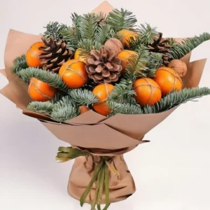 Новогодний букет с мандаринами, хвоей и шишками в праздничной упаковке