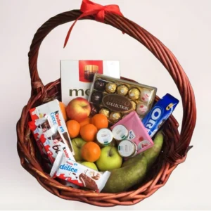 Подарочная корзина с фруктами и сладостями в плетёной корзине