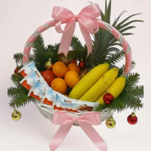 Подарочная корзина с фруктами, сладостями и нежным праздничным оформлением