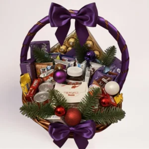 Новогодняя подарочная корзина со сладостями, нобилисом и праздничным декором