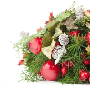 Новогодний букет с еловыми ветками и праздничным декором