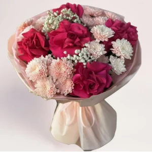 дизайнерский букет с розовыми розами и нежными хризантемами в светлой упаковке, Алматы