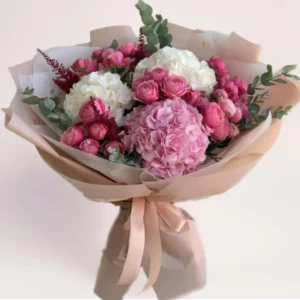 Букет с розами и гортензией в нежных розовых тонах