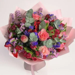 цветы Алматы — яркий букет с розами, альстромерией, статицей и эвкалиптом в розовой упаковке