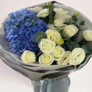Авторский букет с голубой гортензией и розами в упаковке — доставка цветов Алматы