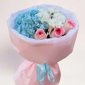 нежный букет с голубой гортензией и розовыми розами в пастельной упаковке, цветы Алматы