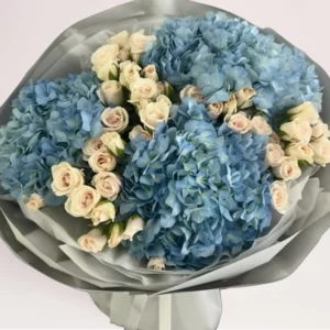 Букет с гортензиями и кремовыми розами в нежной упаковке, цветы Алматы