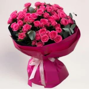Шикарный большой розовый букет из кустовых роз в яркой упаковке, доставка цветов Алматы