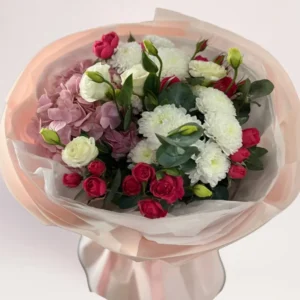 дизайнерский букет с гортензией, розами и хризантемами с доставкой цветов в Алматы