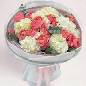 дизайнерский букет с гортензией и пионовидными розами в светлой упаковке, цветы Алматы