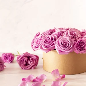 Цветы в коробке с доставкой в Алматы