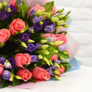 Букет из роз и эустомы в пастельных тонах