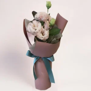 Мини-букет из эустомы в нежных пастельных оттенках