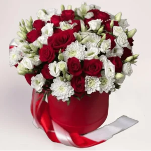 Контрастный букет из красных роз и белых хризантем в красной шляпной коробке