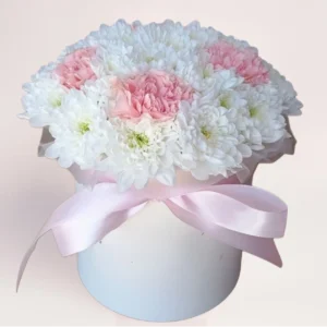 Цветы в коробке с хризантемами и гвоздиками