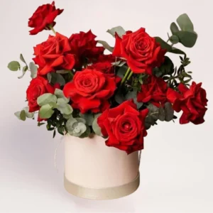 Цветы в коробке с красными розами, орхидеей и хризантемами