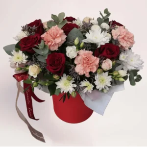 Цветы в коробке с розами, гвоздиками и хризантемами