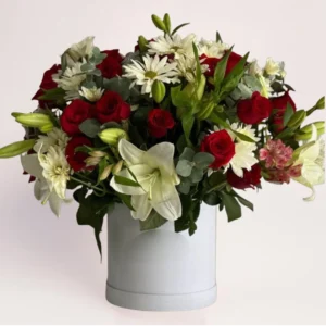 Цветы в коробке с красными розами, белыми лилиями и хризантемами
