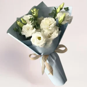 Букет из белой эустомы в лаконичном оформлении