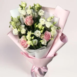 Букет из эустомы и роз в пастельных оттенках