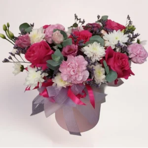 Цветы в коробке с розами, гвоздиками и хризантемами