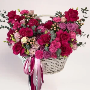 корзина с кустовыми розами и декоративными цветами