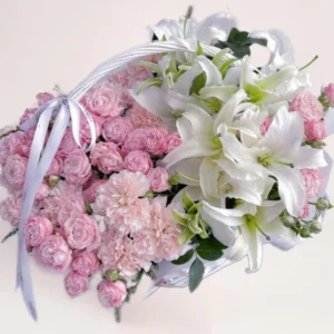 корзина с розовыми розами и белыми лилиями