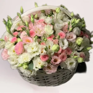 Цветы в корзине с эустомами и кустовыми розами
