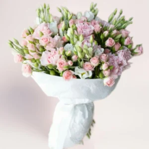 пышный букет из эустомы и кустовой розы доставка Алматы