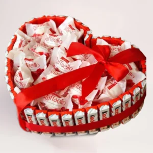 Сладкий подарочный набор Raffaello и Kinder в форме сердца