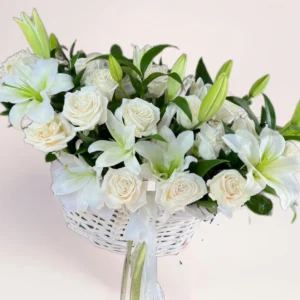 цветы в корзине с белыми розами и лилиями